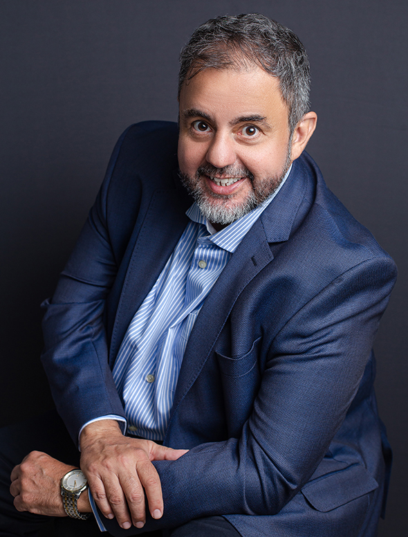 “Sou Ricardo Navarro, fundador do INDH. 
Após anos atuando com estratégia, liderança e transformação pessoal, criei este instituto para ajudar empresas a evoluírem por meio da saúde mental, da consciência e do desenvolvimento humano.”