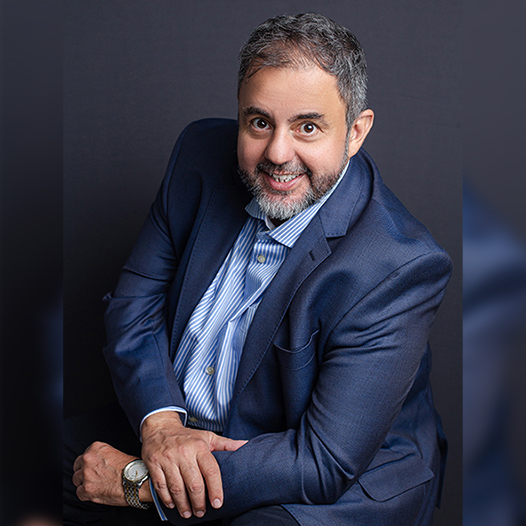“Sou Ricardo Navarro, fundador do INDH. Após anos atuando com estratégia, liderança e transformação pessoal, criei este instituto para ajudar empresas a evoluírem por meio da saúde mental, da consciência e do desenvolvimento humano.”